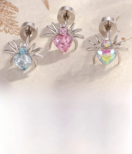 Dettaglio degli orecchini a ragno con zircone a cuore e chiusura a vite 0,8x6mm