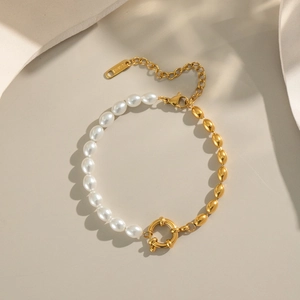 Detailed shot of 18K gold plated stainless steel bracelet with oval beads and pearls