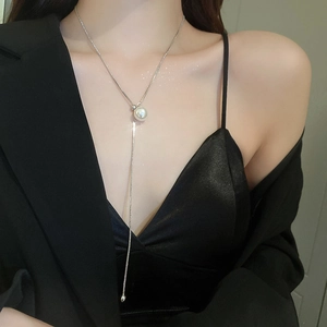 Collier élégant en Y en acier titane argenté avec perle blanche sur un mannequin