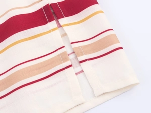 Détail du tissu à rayures colorées avec surpiqûres de qualité sur la fente du bas