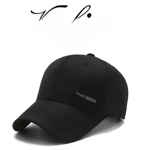 Détail de casquette de baseball noire avec logo SPORT et texture en coton sergé