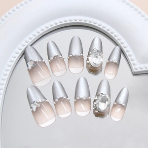 Unghie a mandorla silver cat eye stile francese con perle e strass brillanti