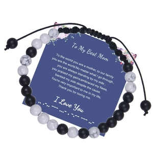 Gros plan du bracelet code Morse sur carte cadeau avec message pour la maman