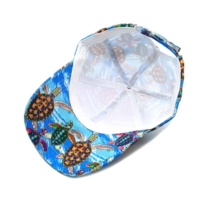 Blaue Baseballkappe mit Schildkrötenprint zeigt Innenfutter und verstellbarem Riemen