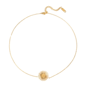 Collier minimaliste en acier doré avec pendentif soleil sur fond blanc pur
