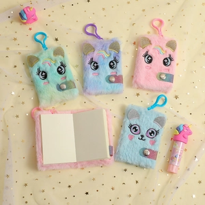 Dettaglio di mini taccuino in peluche a forma di unicorno con orecchie glitter e gancio
