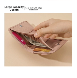 Détail du portefeuille en cuir grainé avec plusieurs fentes pour cartes et billets