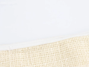 Detaillierte Makroansicht der cremefarbenen Tweed-Stoffstruktur und der weißen Paspelkante