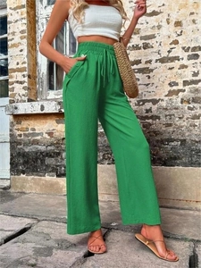 Détail du pantalon vert à taille haute avec cordon de serrage et poches à boutons décoratifs