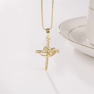 Collana dorata con ciondolo a croce e doppio cuore con zirconi brillanti incastonati