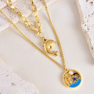 Collier double épaisseur doré avec pendentif dauphin et décor de cocotier marin évidé