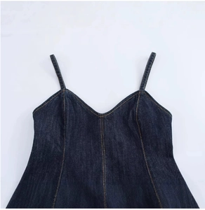 Detailansicht des dunkelblauen Denim-Tops mit V-Ausschnitt und gelben Kontrastnähten