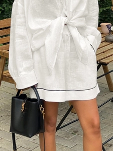 Ensemble deux pièces en lin blanc avec chemise décontractée et short à liseré