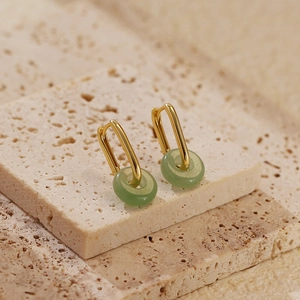 Détail de boucles d'oreilles s925 en U doré avec anneaux en aventurine verte