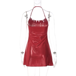 Détail du dos d'une mini robe rouge à paillettes avec col licou et tissu réfléchissant