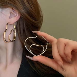Orecchini a cerchio a doppio strato a forma di cuore in metallo placcato oro lucido