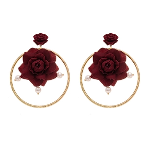 Orecchini vintage con rose in tessuto rosso scuro, cerchi dorati e accenti di perle