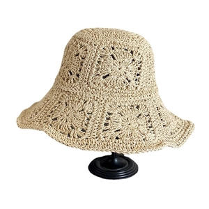 Cappello da sole in paglia lavorato a mano color kaki con motivi floreali e tesa larga