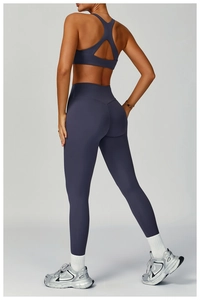 Détail de l'ensemble de sport gris-bleu avec brassière ajourée et legging galbant
