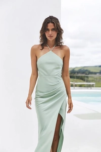 Dettaglio del vestito in raso verde menta con vita arricciata e spacco alto