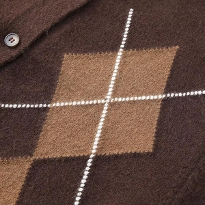 Makroaufnahme einer braunen Argyle-Strickjacke mit Fokus auf Textur und Muster