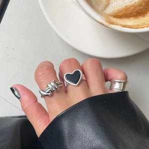 Chic S925 sterling silver heart black agate rings set with a twist band and wide band