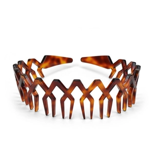 Detail view of tortoiseshell wave headband with anti-slip teeth in resin material