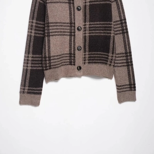 Fashionable brown plaid knit cardigan with crew neck and round resin buttons