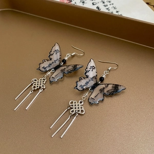Detailansicht der Bambus-Ohrringe mit Schmetterling, chinesischem Knoten und Quasten