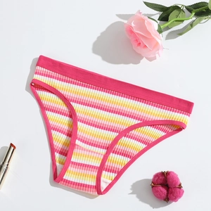 Dettaglio della trama a maglia di slip in cotone a righe rosa e gialle su fondo bianco