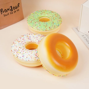 Giocattoli donut realistici da 17 cm in verde, bianco e giallo per alleviare lo stress