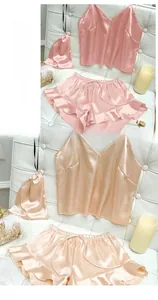 Detail eines Seiden-Pyjama-Sets mit V-Ausschnitt Top und Rüschen-Shorts in zartem Rosa
