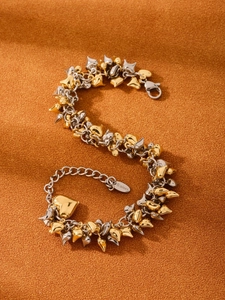 Detailed S-curve layout showing two-tone gold and silver heart charms on a sleek chain