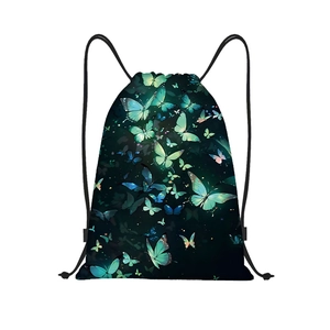 Detalle de estampados de mariposas azules brillantes en la tela negra de mochila de cuerda