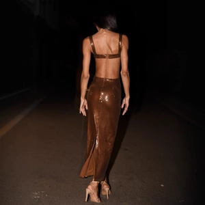 Ensemble sexy deux pièces marron à paillettes avec haut dos nu et jupe longue fendue