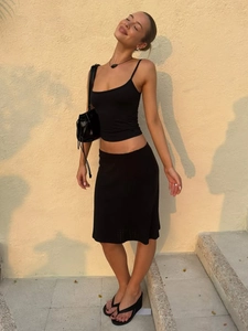 Ensemble chic deux pièces noir pour femme avec caraco et mini-jupe assortie élégante