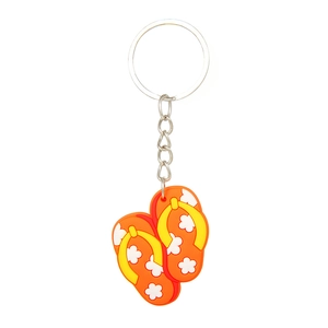 Detail von niedlichen PVC-Flip-Flop-Schlüsselanhängern mit Blumen am Metall-Schlüsselring