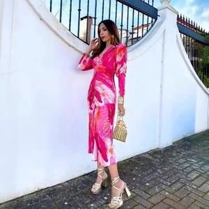 Robe midi élégante à manches longues rose fuchsia avec imprimé abstrait et fronces
