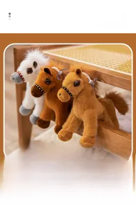 Trois petites peluches chevaux avec ventouse en blanc et marron sur bois