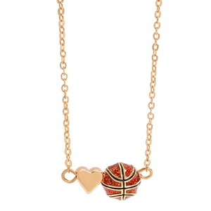Goldene Herz- und Basketball-Halskette mit feiner Kette auf sauberem weißem Hintergrund