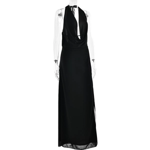 Détail du décolleté plongeant et du design dos nu drapé de cette robe de soirée noire