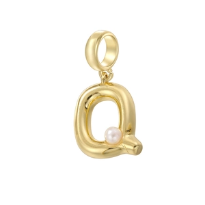 Vue détaillée du pendentif lettre Q doré avec perle blanche sur fond blanc pur