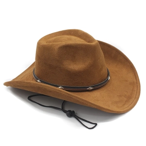 Détail d'un chapeau de cowboy marron avec bande en cuir cloutée et mentonnière réglable