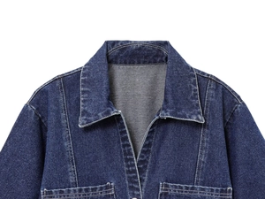 Détail du col et des coutures d'épaule d'un ensemble veste en jean bleu foncé pour femme