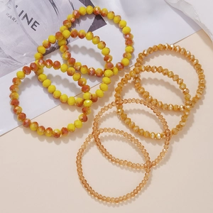 Detailansicht des 7-teiligen Bohemian-Armbandsets mit facettierten gelben Kristallen