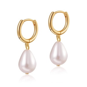 Elegante goldene Creolen mit weißen Perlenanhängern in Tropfenform auf weißem Grund
