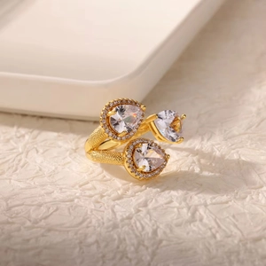 Makroaufnahme Goldring mit Zirkonia im Tropfenschliff und strukturierter Ringschiene