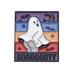 Badge en émail d'Halloween avec petit fantôme humoristique et texte BOOOOOOOTY coloré