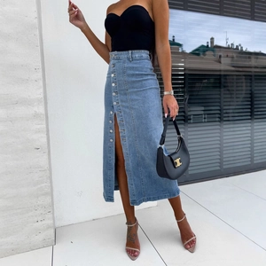 Jupe en jean ajustée à taille haute avec fente à boutons irréguliers et délavage bleu clair