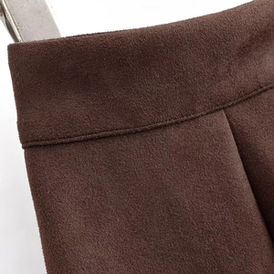 Vue détaillée d'une jupe en daim marron montrant la taille et les finitions de couture